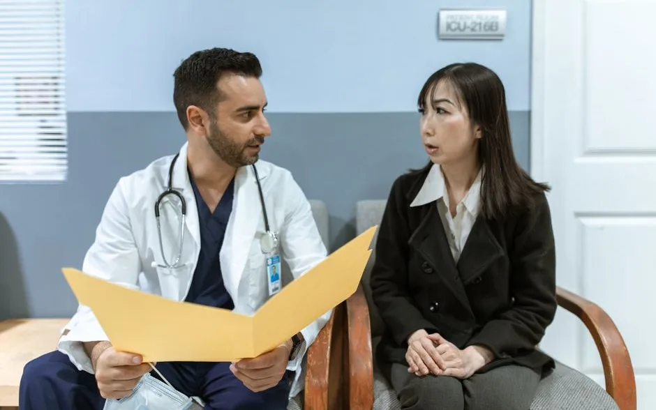 Échange entre une soignante et un patient en consultation
