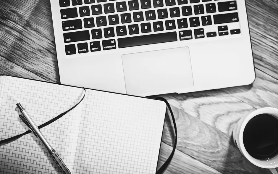 Bureau avec un ordinateur portable et un carnet